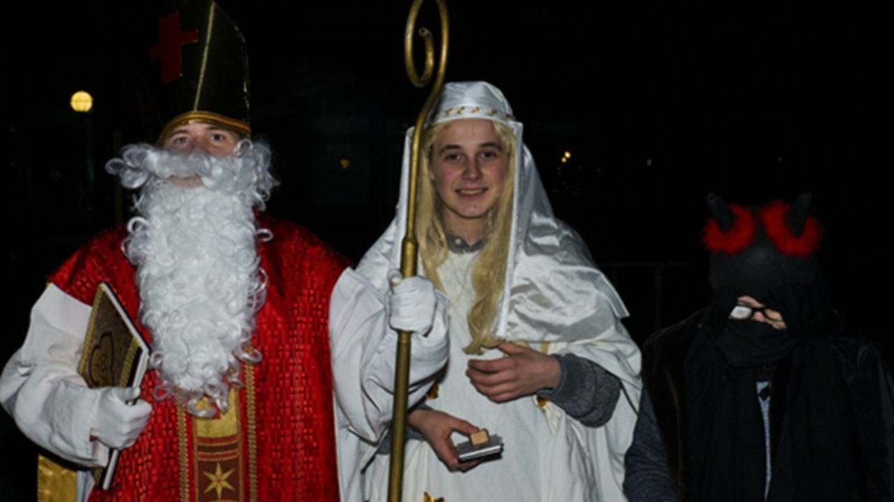 Verkleidete Schüler als Nikolaus und Engel 