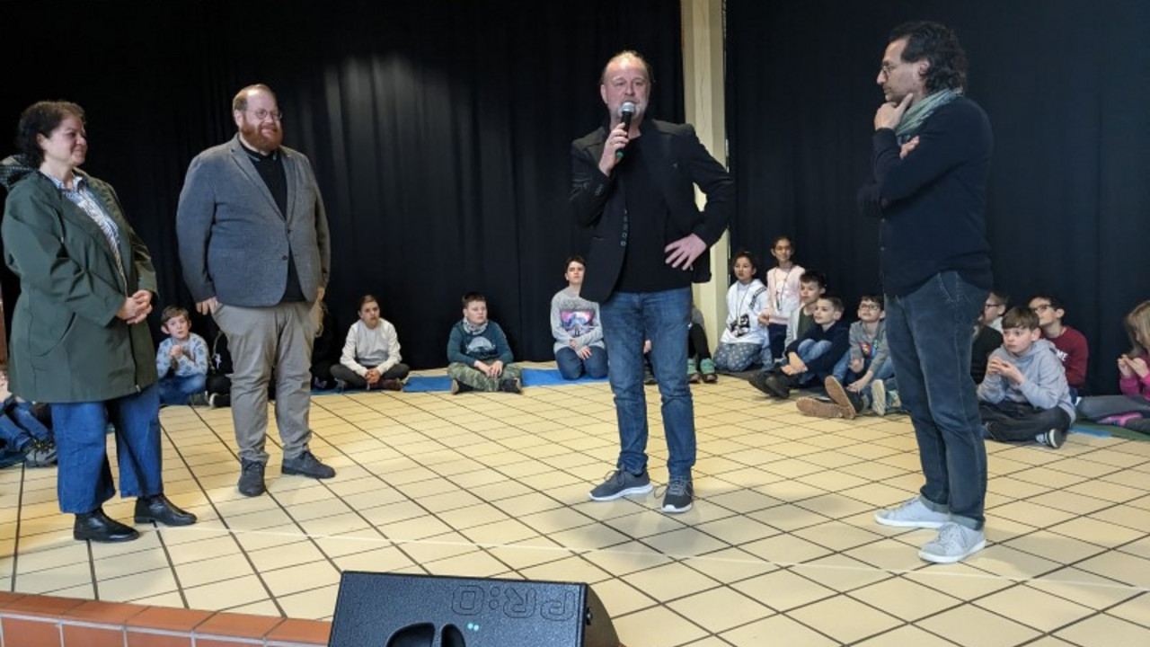 Gruppenfoto der Spendenübergabe mit allen Beteiligten 