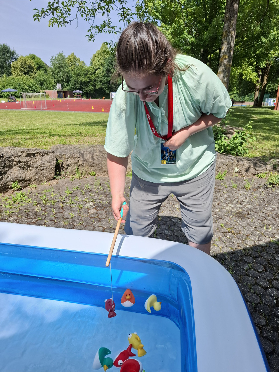 Schülerin beim Entchenangeln
