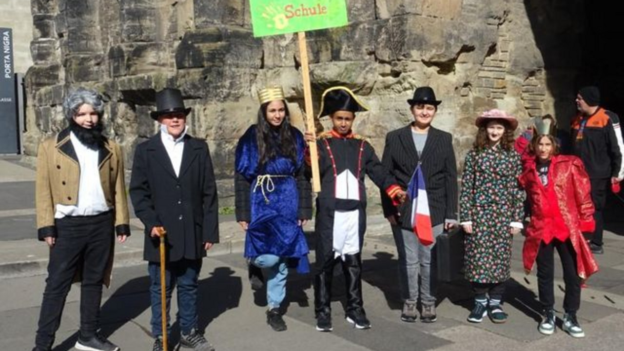 Gruppenfoto Schüler*innen der WHC vor der Porta-Nigra