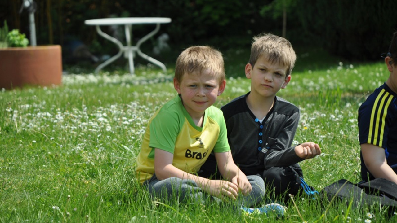 Zwei Sportler auf der Wiese