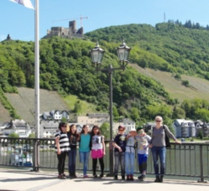 Gruppenbild der SchülerInnen auf der Brücke in Bernkastel