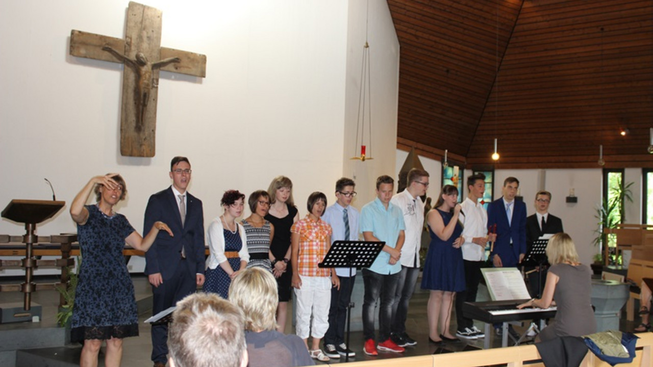 Schüler in der Kirche 