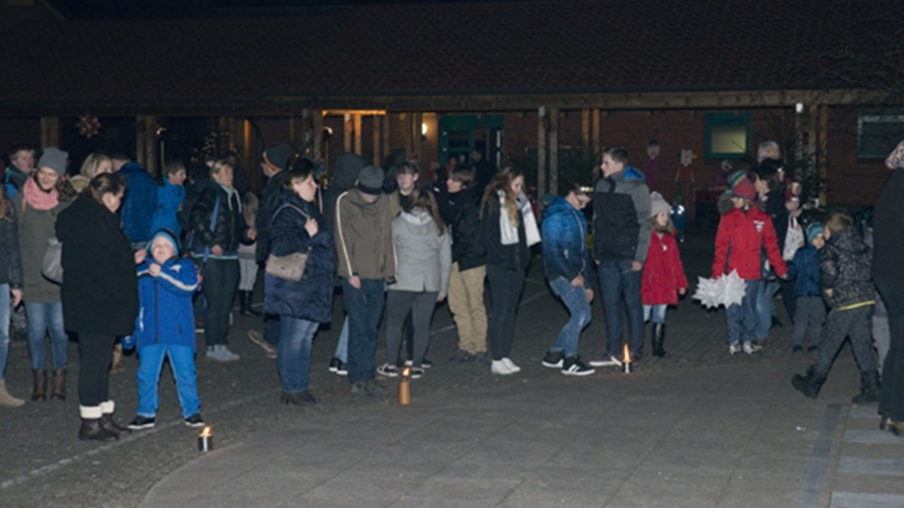 Besucher auf dem Schulhof