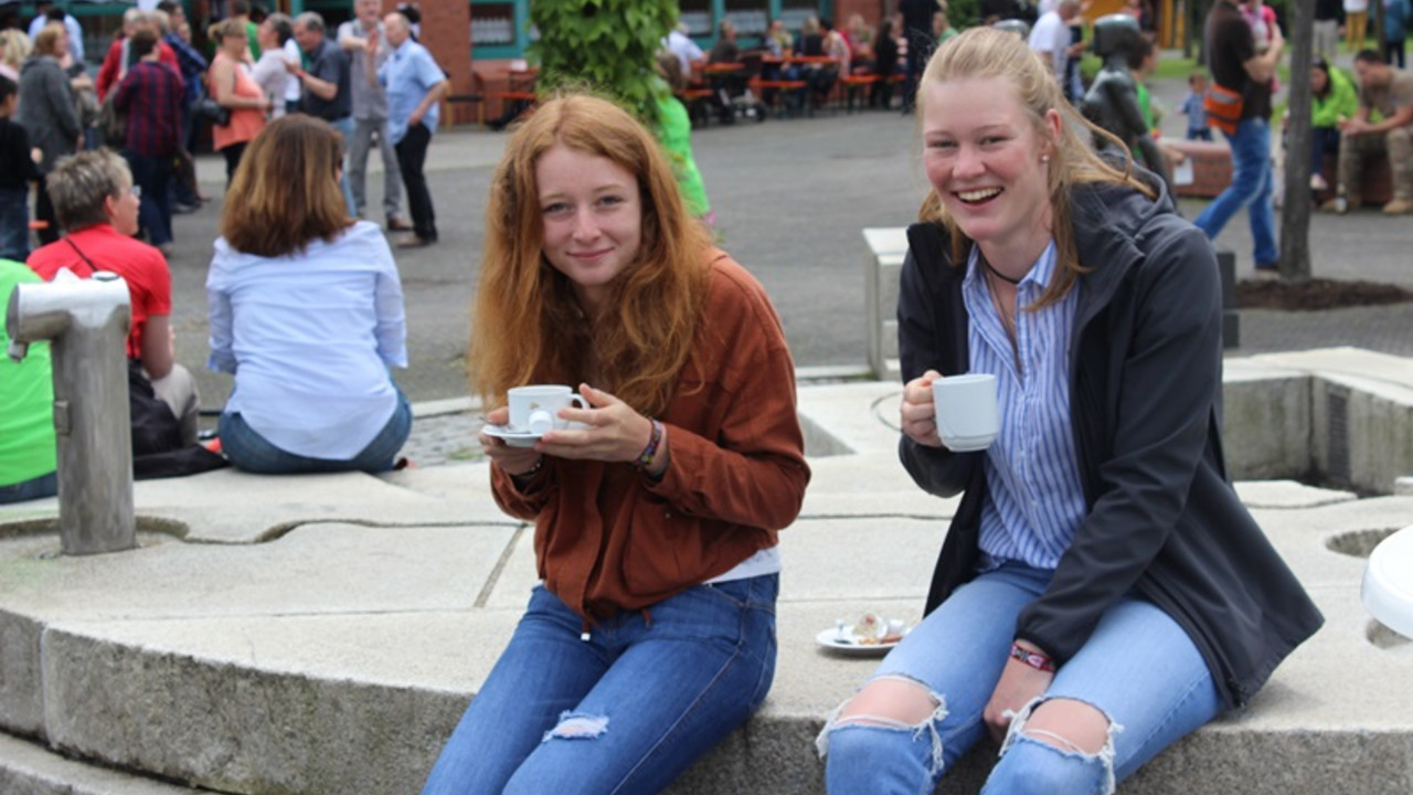 Besucherinnen auf dem Schulfest