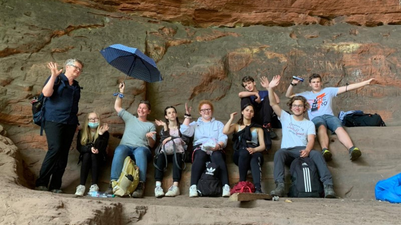 Schüler*innen bei Wanderung in einer Höhle