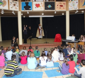 Nikolaus und Schüler bei Begrüßung im Foyer