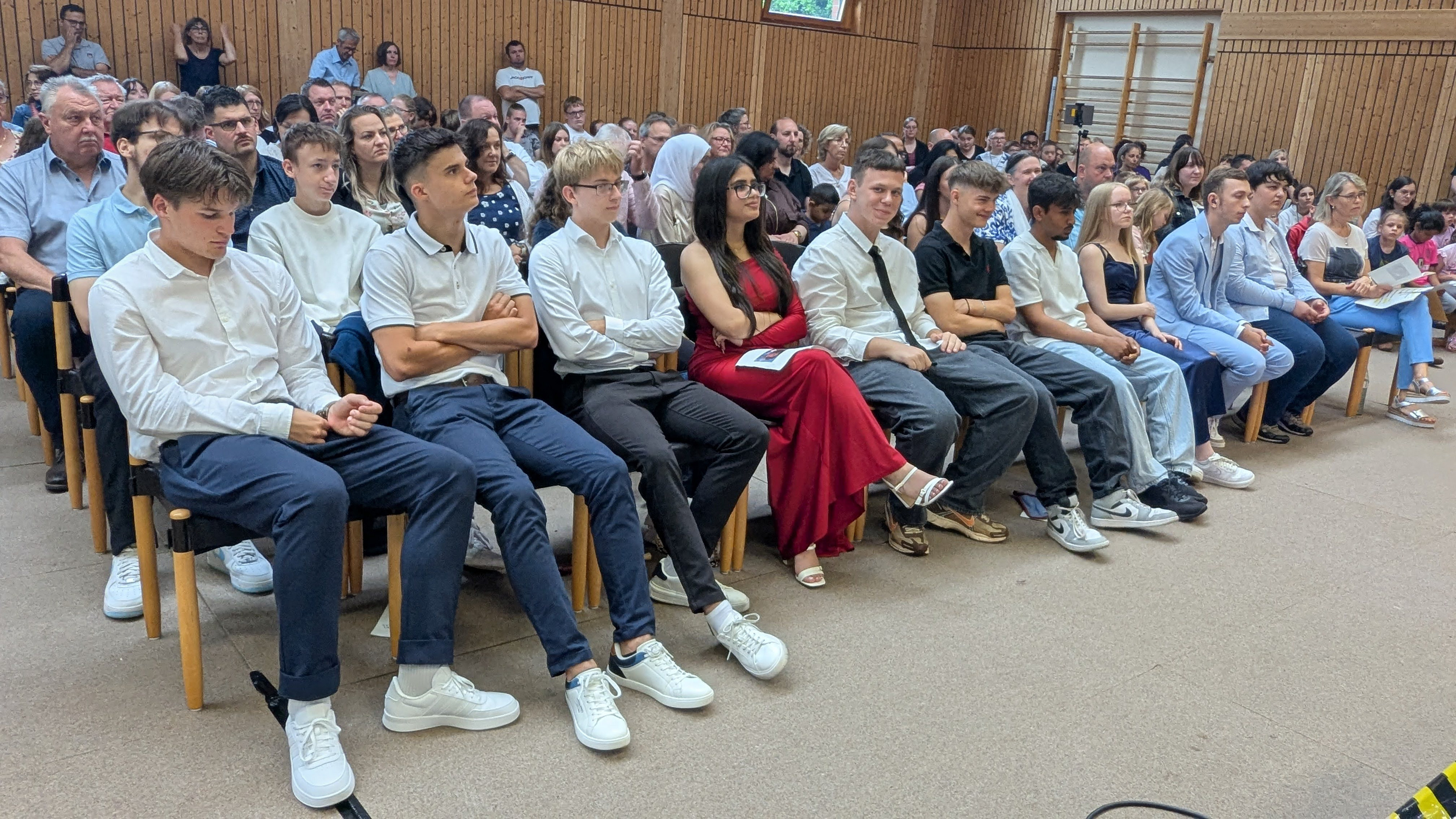 Blick auf die Abschlussschülerinnen und Schüler und die Gäste in der Turnhalle 