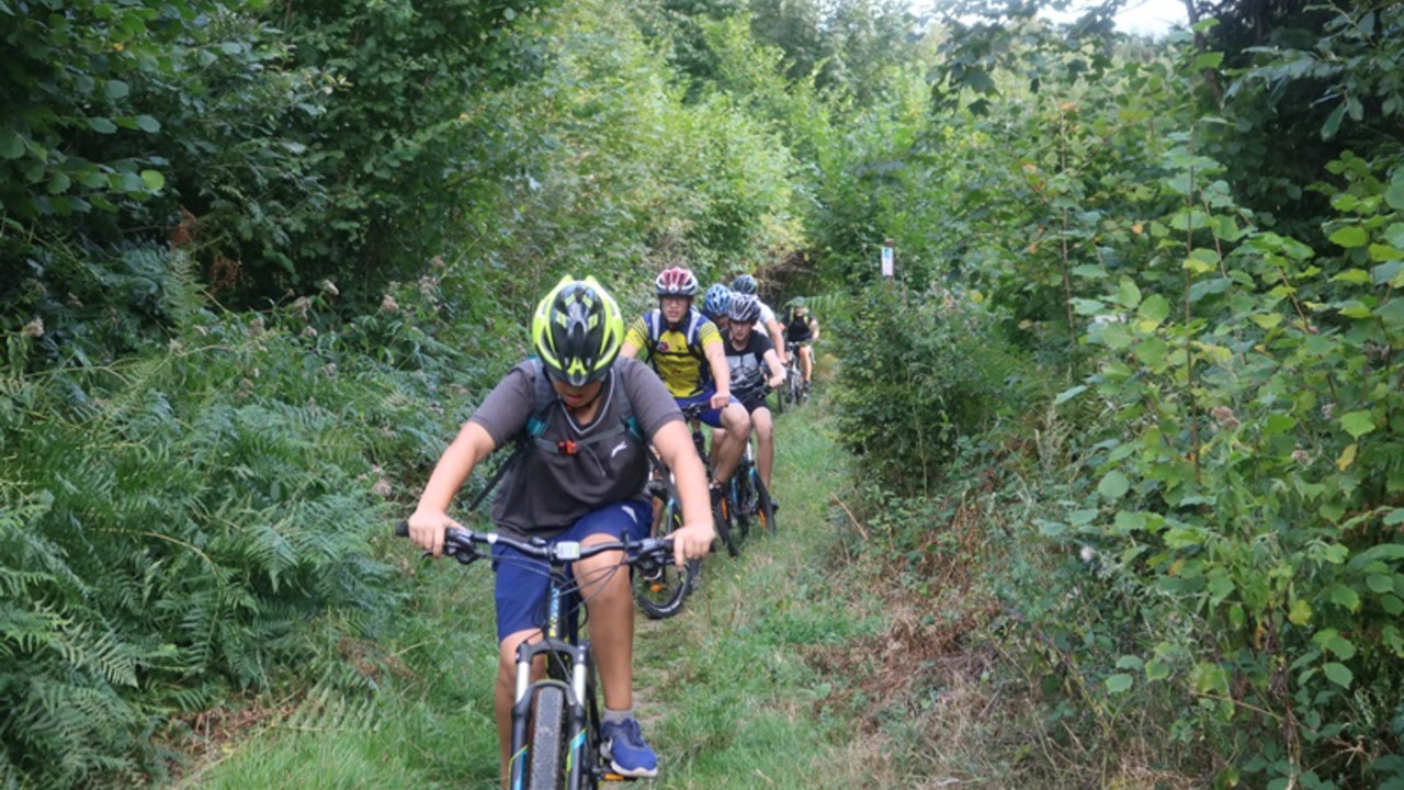 Schüler fahren Mountainbike