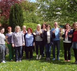 Gruppenfoto auf Wiese