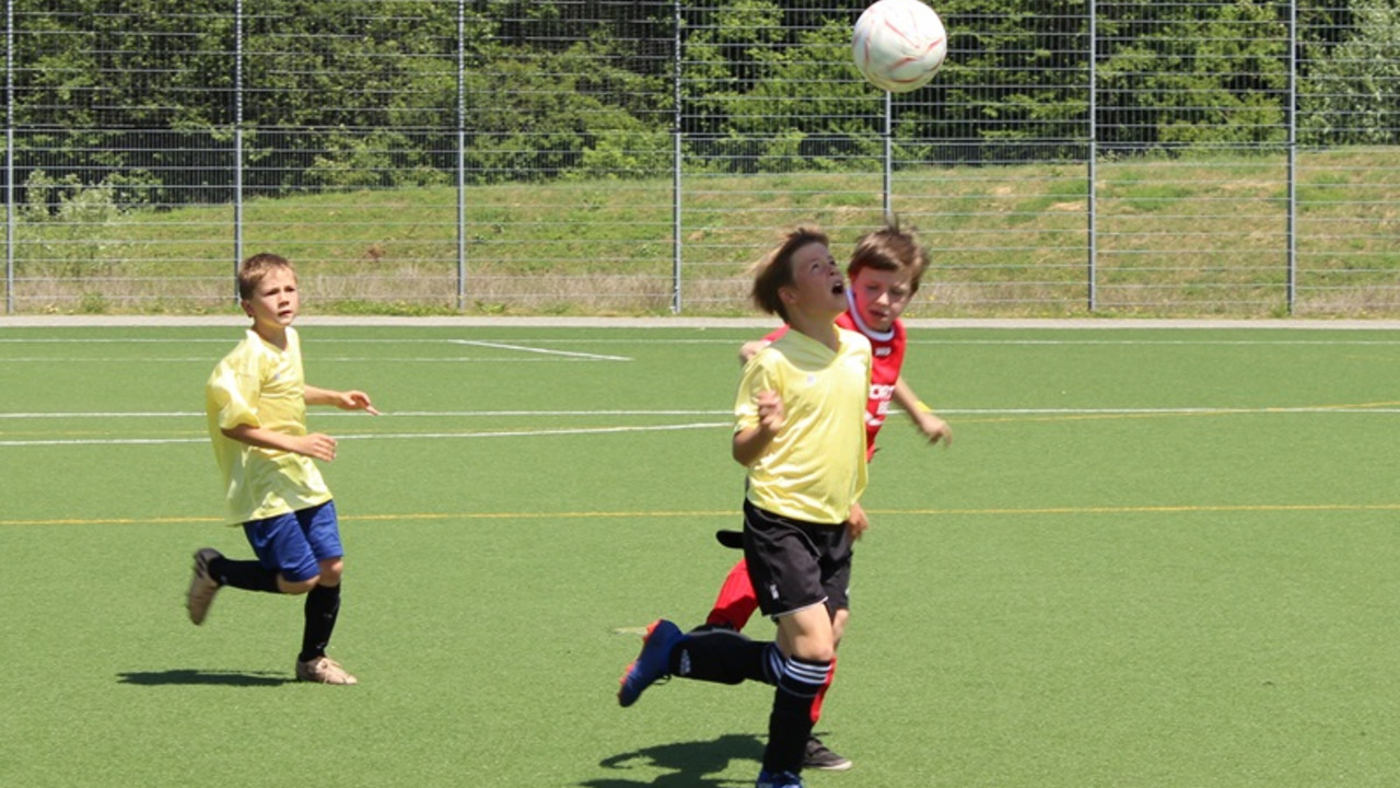 Fußballer beim Kopfball