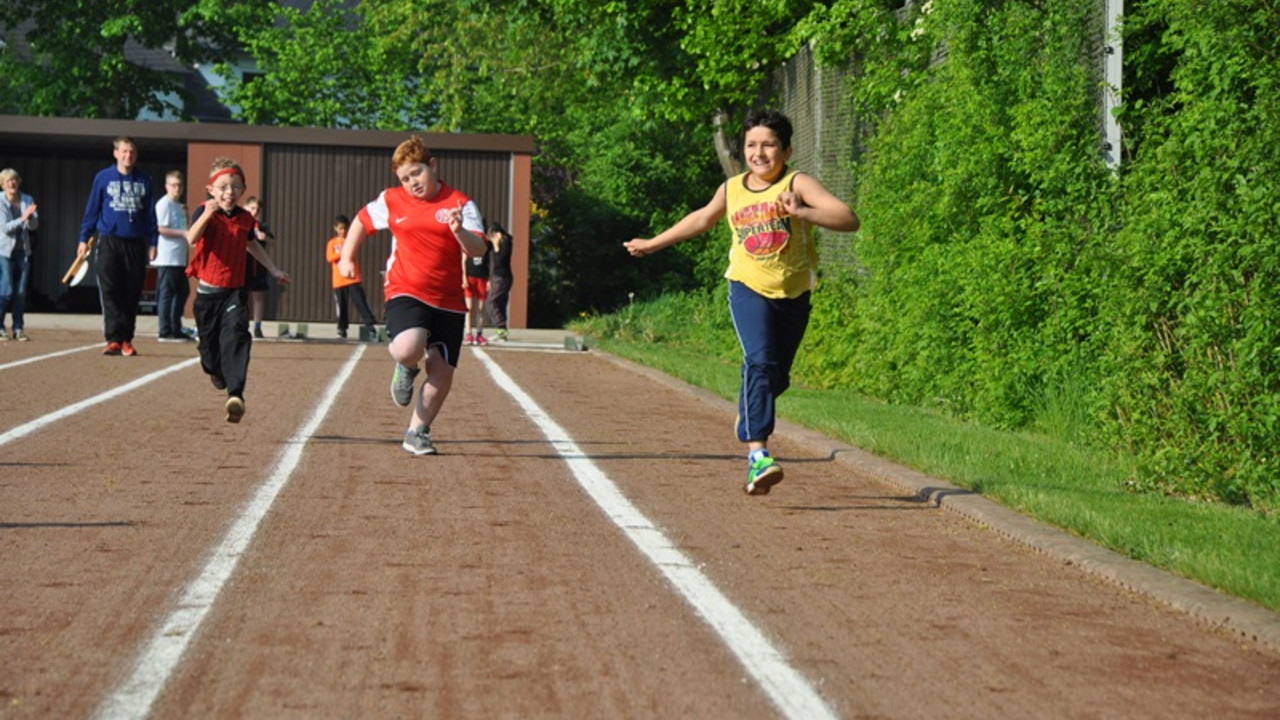 kinder beim Laufwettbewerb