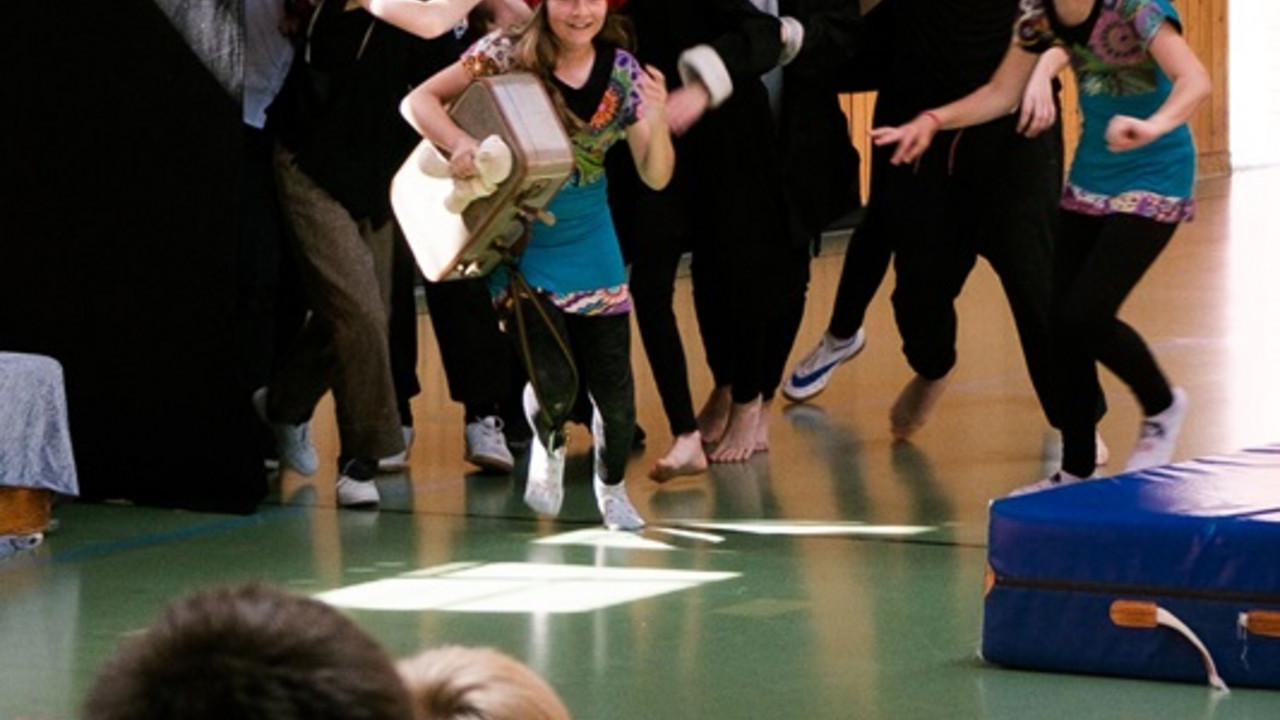 Viele Schüler auf der Bühne