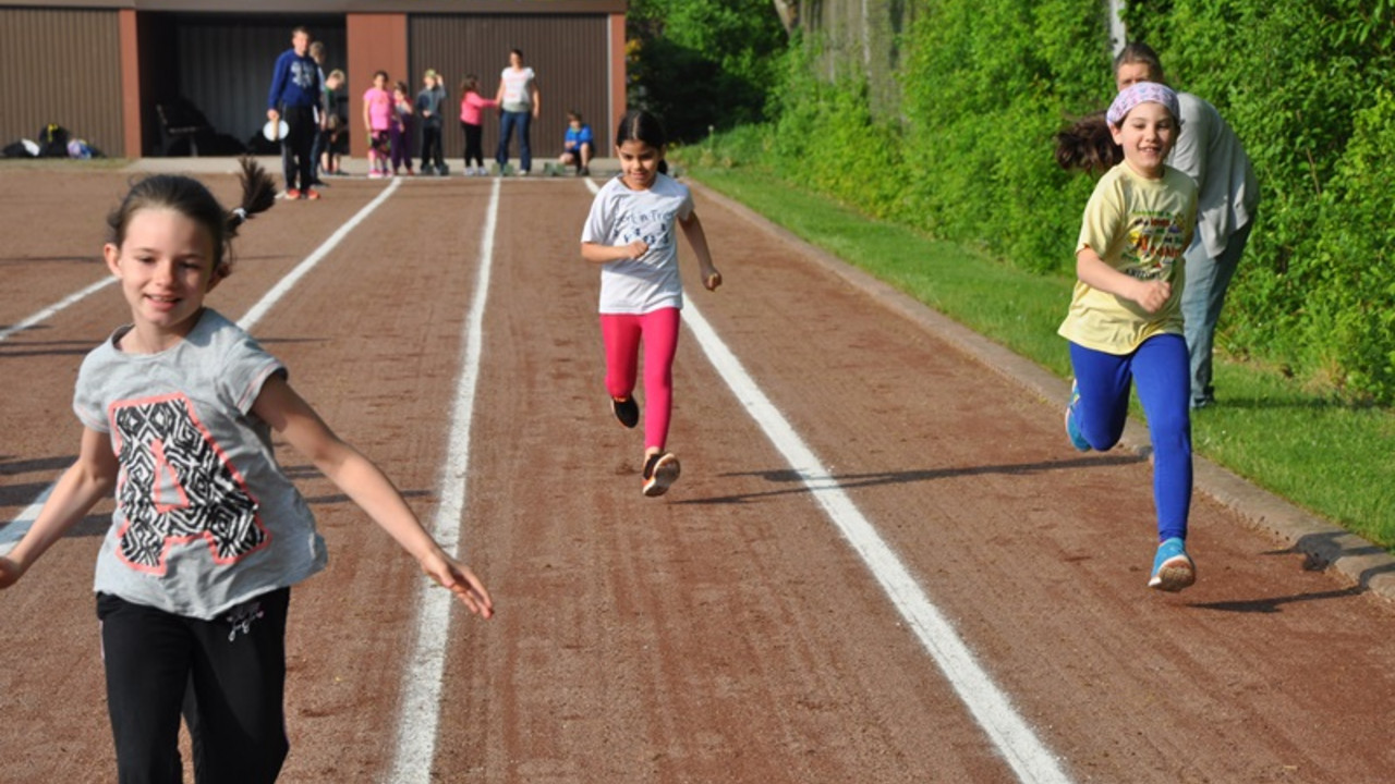 Kinder beim Laufwettbewerb