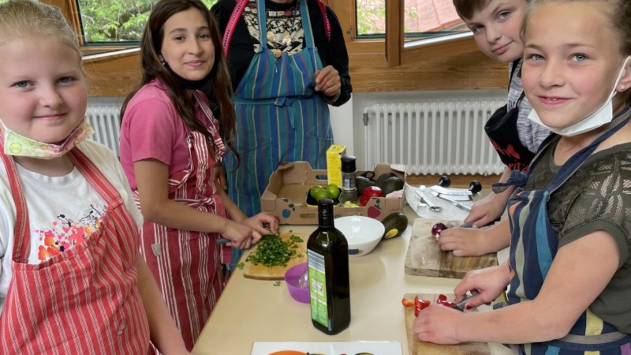 Schüler*innen bereiten Essen zu