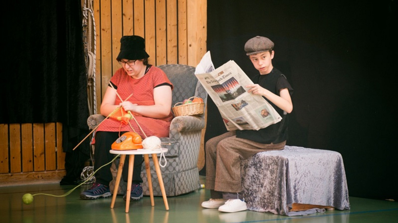 2 Schüler als Schauspieler auf der Bühne