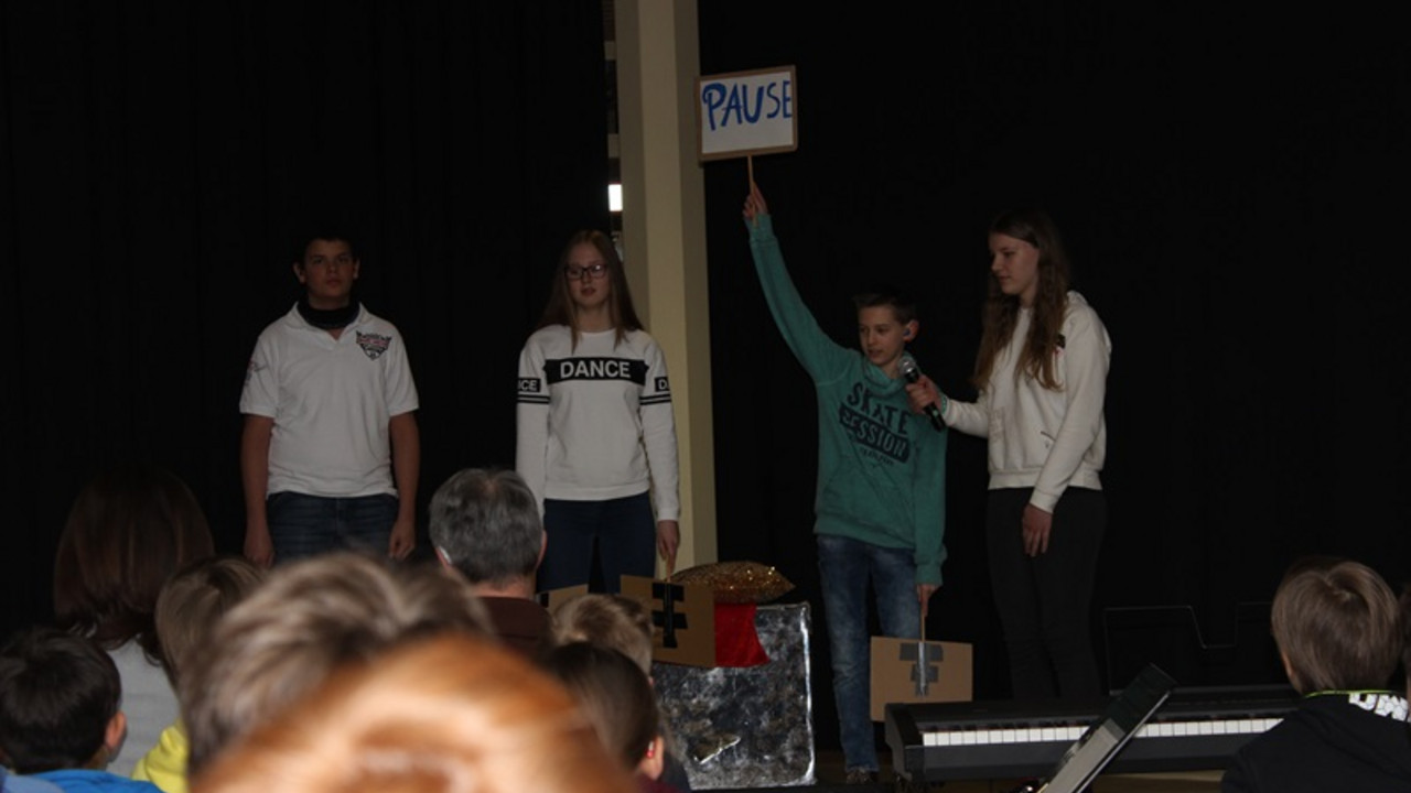 Schüler auf der Bühne.