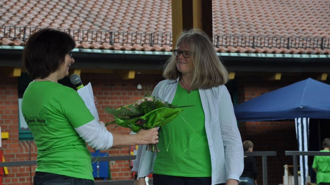 Frau Moog überreicht Blumenstauß an Frau B. Zimmer