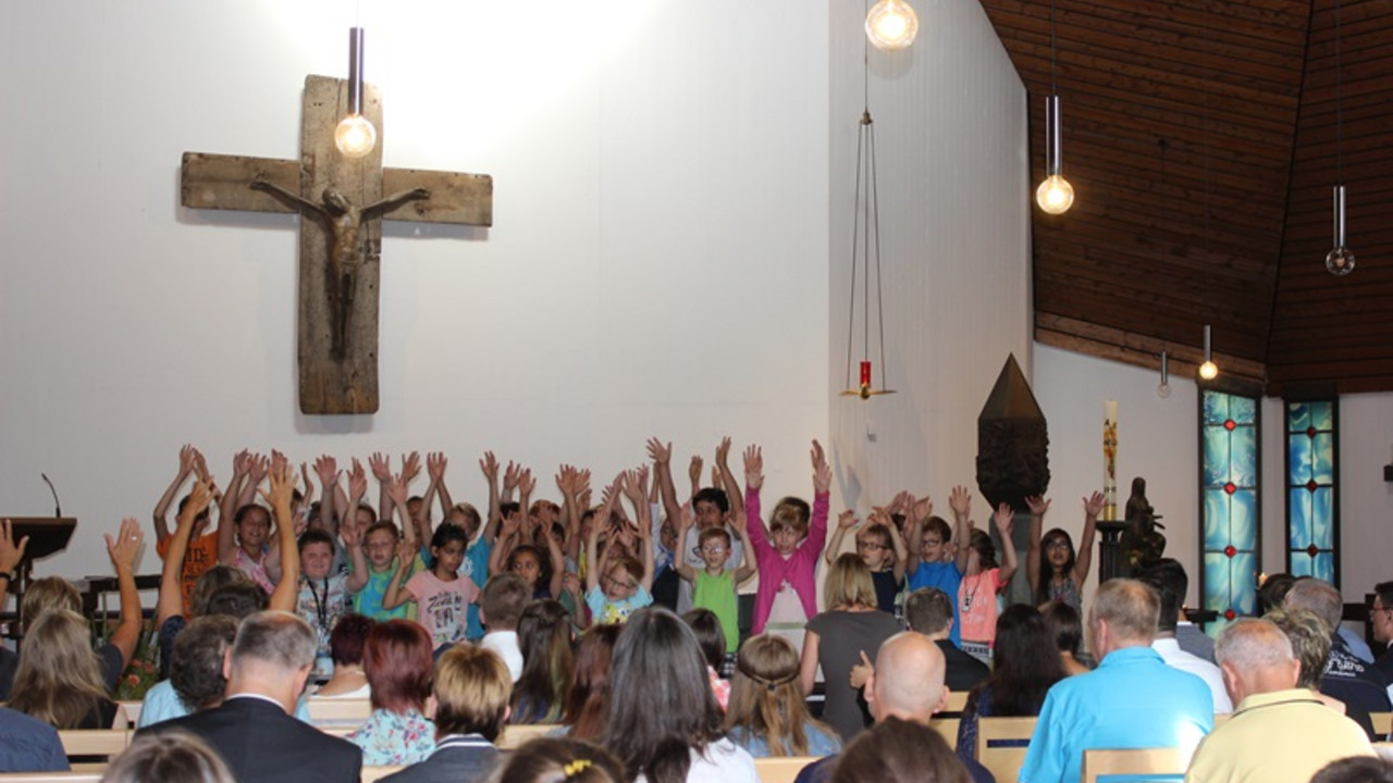 Schüler, Lehrkräfte und Gäste in der Kirche. 