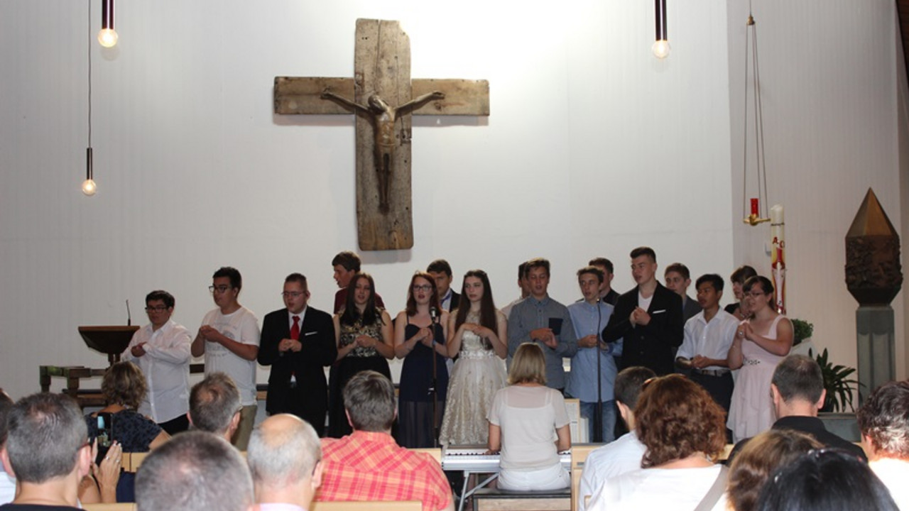 Schüler singen in der Kirche