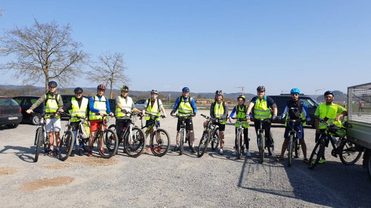Gruppenfoto mit Fahrrädern draußen