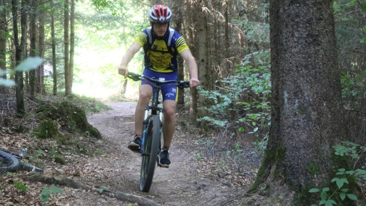 Schüler fährt Mountainbike