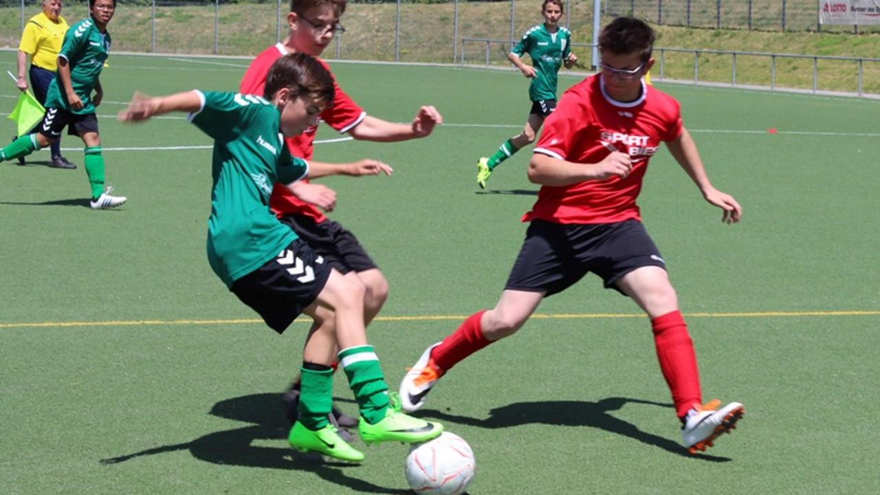 Zweikampf beim Fußball