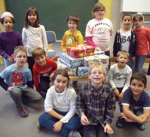 die Kinder mit den verpackten Schuhkartons