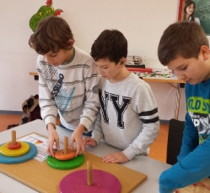 drei Jungs mit Holzringen