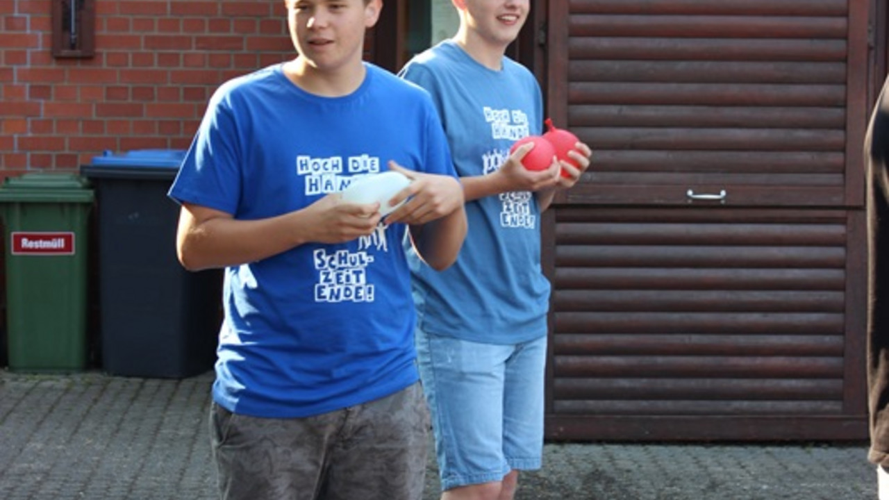 2 Schüler mit Wasserbomben. 