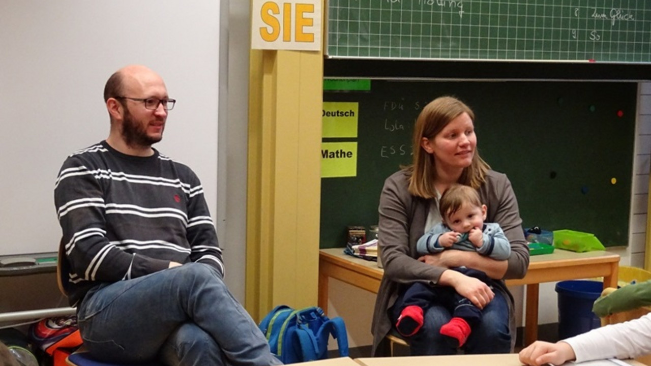 Fam. Wagner gebärdet und spricht mit den Schülern. 