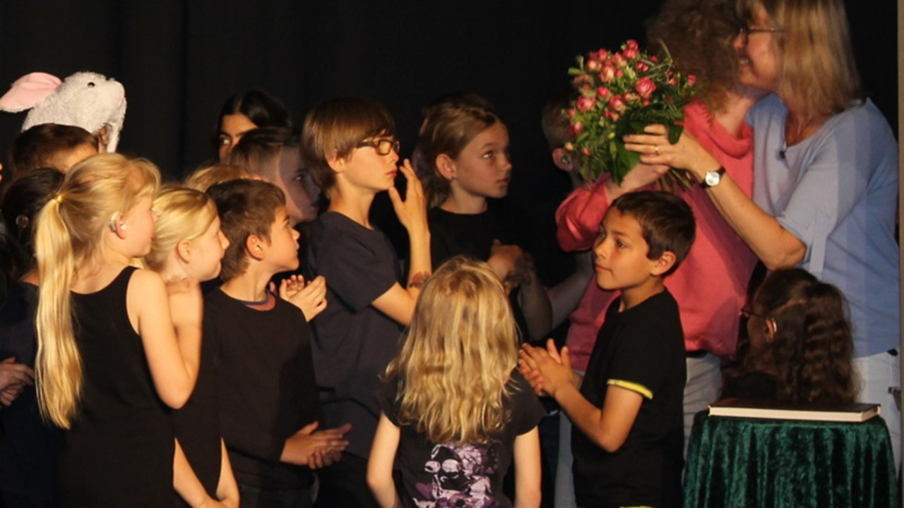 Lehrerinnen bekommen Blumen von Schülern