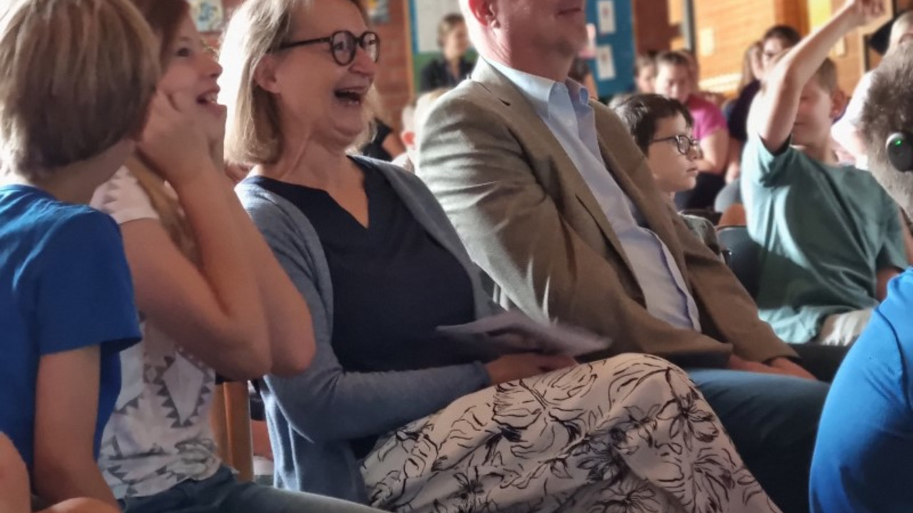 Frau Ostermann und Herr Reitemeyer als Zuschauer mit den Schüler*innen. 