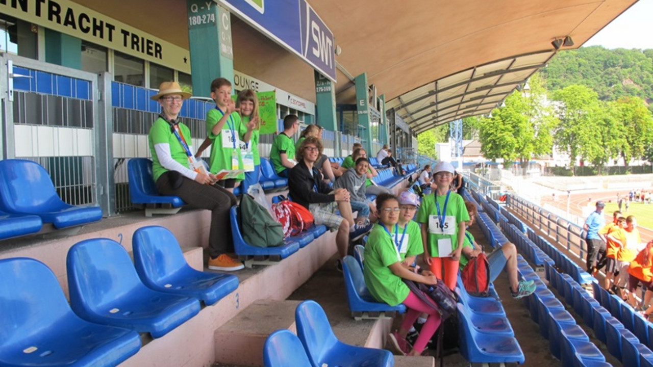 Schüler im Moselstadion auf Tribüne