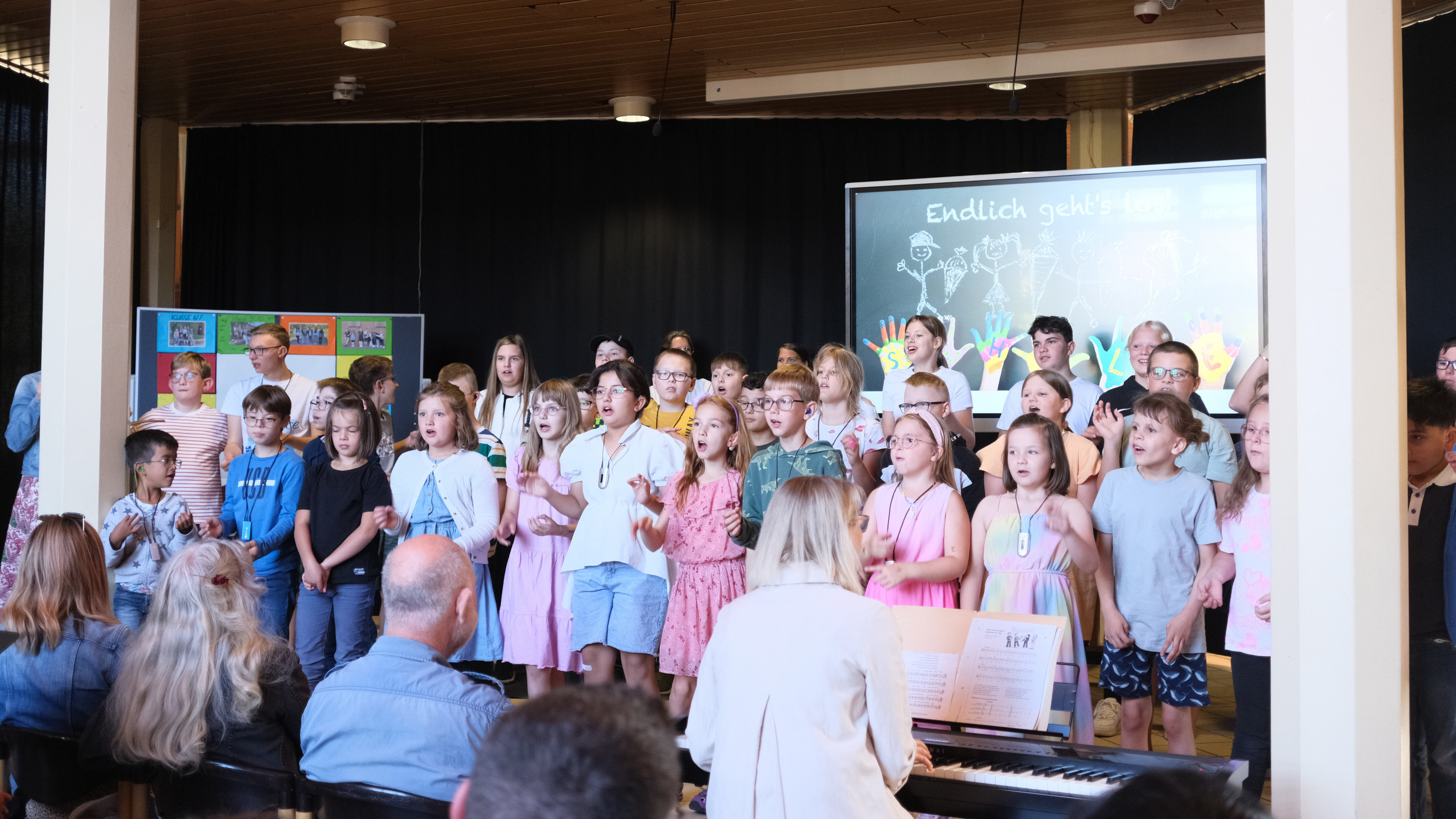 Der Unterstufenchor singt und gebärdet für die neuen Schülerinnen und Schüler