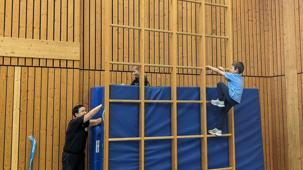 Aufgebaute Matten und Geräte in der Turnhalle, Bewegungsparcous