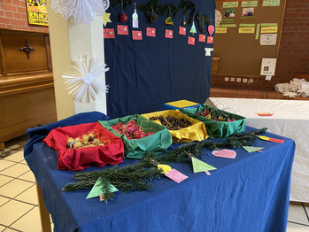 Gebastelter Baumschmuck in Körbchen auf Tisch präsentiert