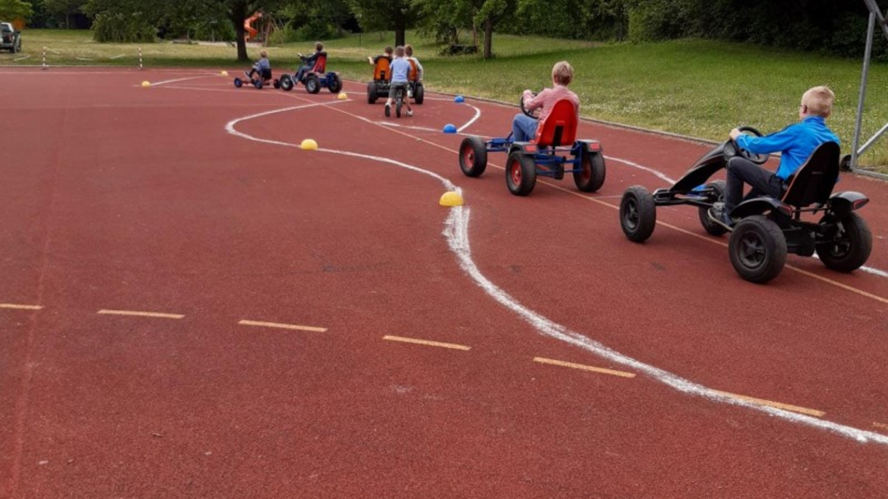 Schüler*innen fahren Kettcar