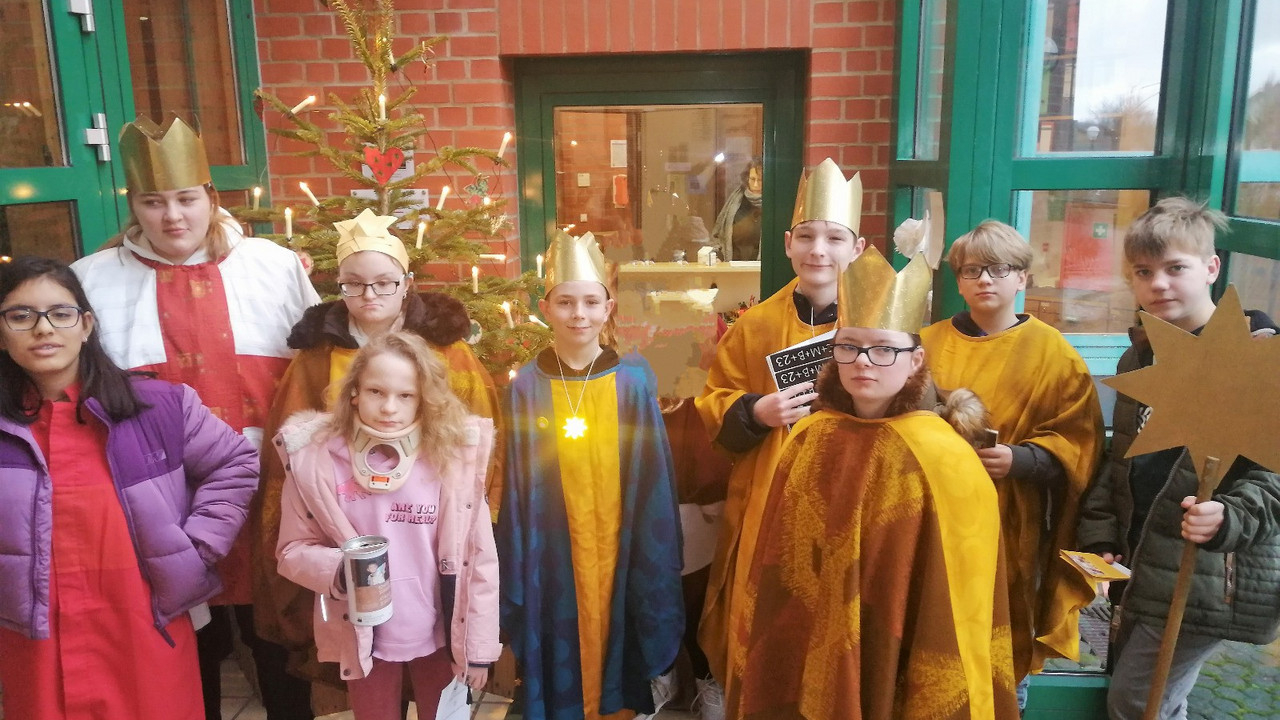 Kinder als Sternsinger verkleidet, Gruppenfoto