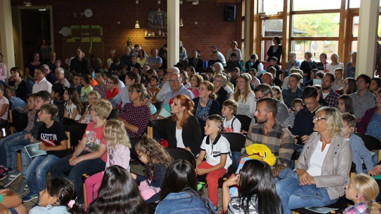 Volles Foyer bei der Feier