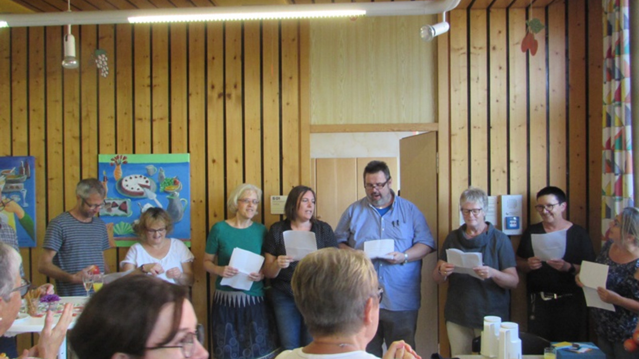 Das Internatsteam singt ein Lied