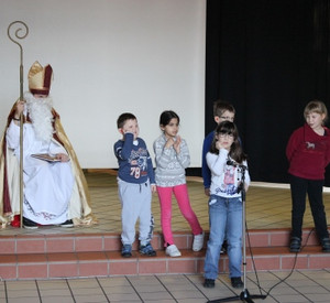Schülerinnen u. Schüler mit Nikolaus auf der Bühne