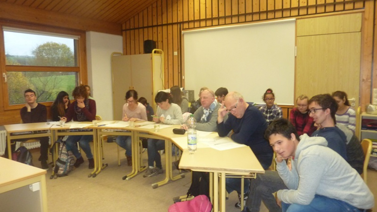 Gruppenfoto der Jury und Zuhörer