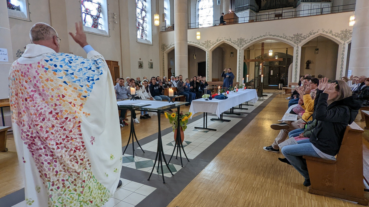 Jugendliche und ihre Familien feiern Kommunion und Firmung in der Kirche