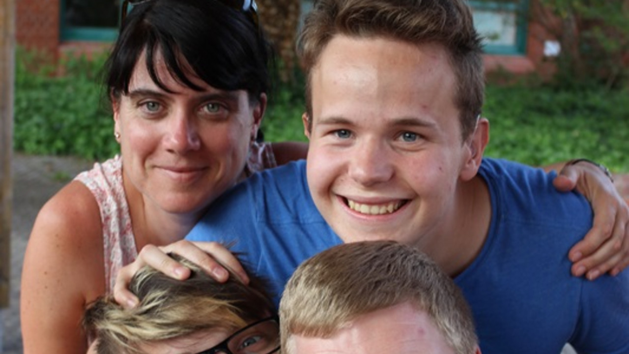 Gruppenfoto von 2 Schüler und 2 Erziehern. 