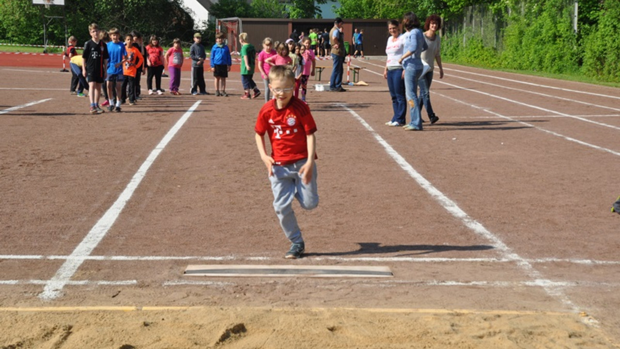 Junge beim Weitsprung