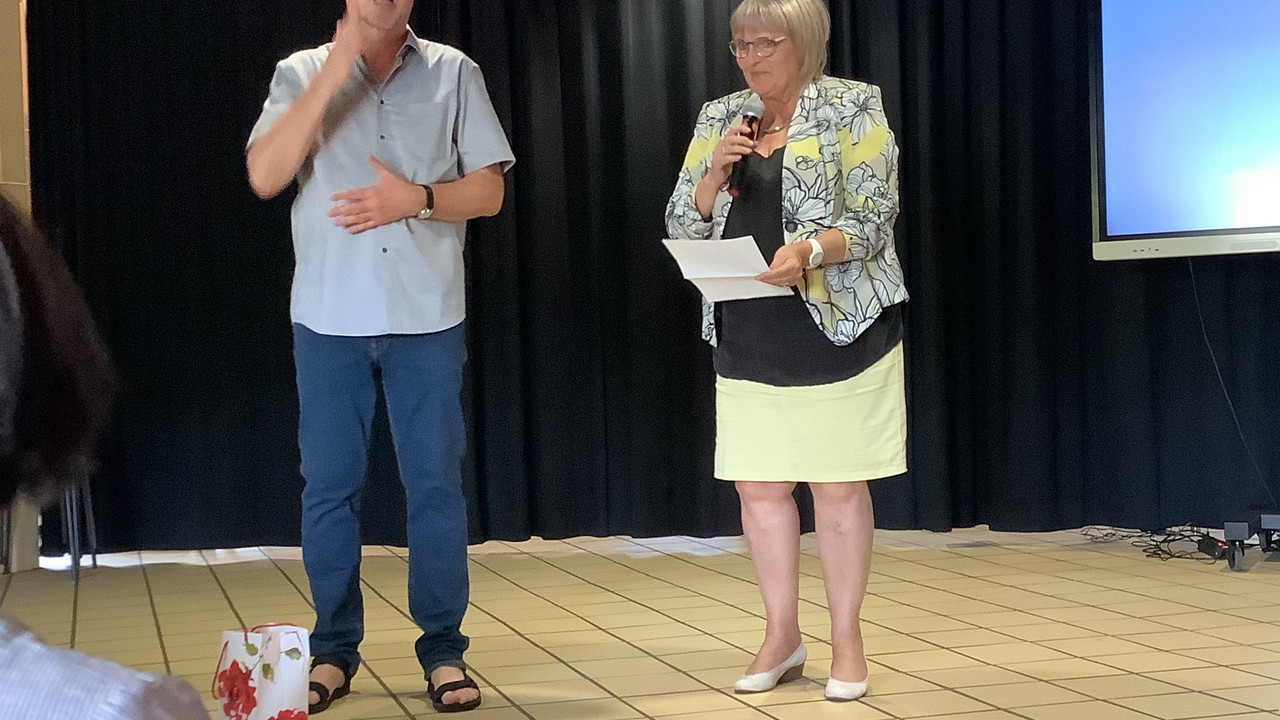 Herr Reitemeyer dolmetscht. Frau Forster spricht Dankesworte.