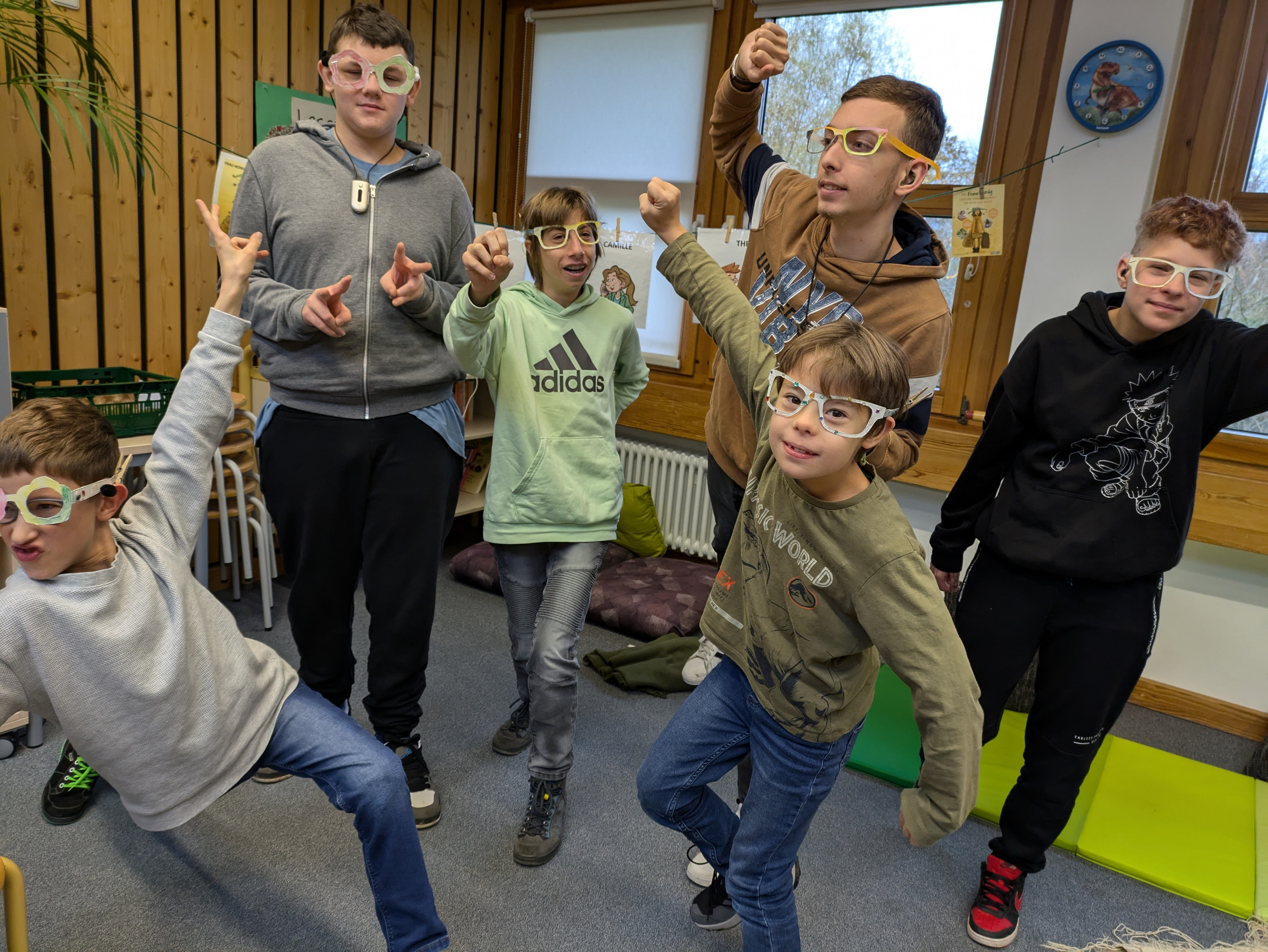 Ausgelassene Schüler mit selbstgebastelten Brillen.