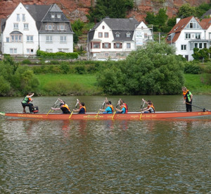 Kinder im Ruderboot auf der Mosel