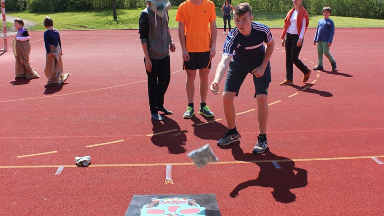 Kinder spielen Cornhole